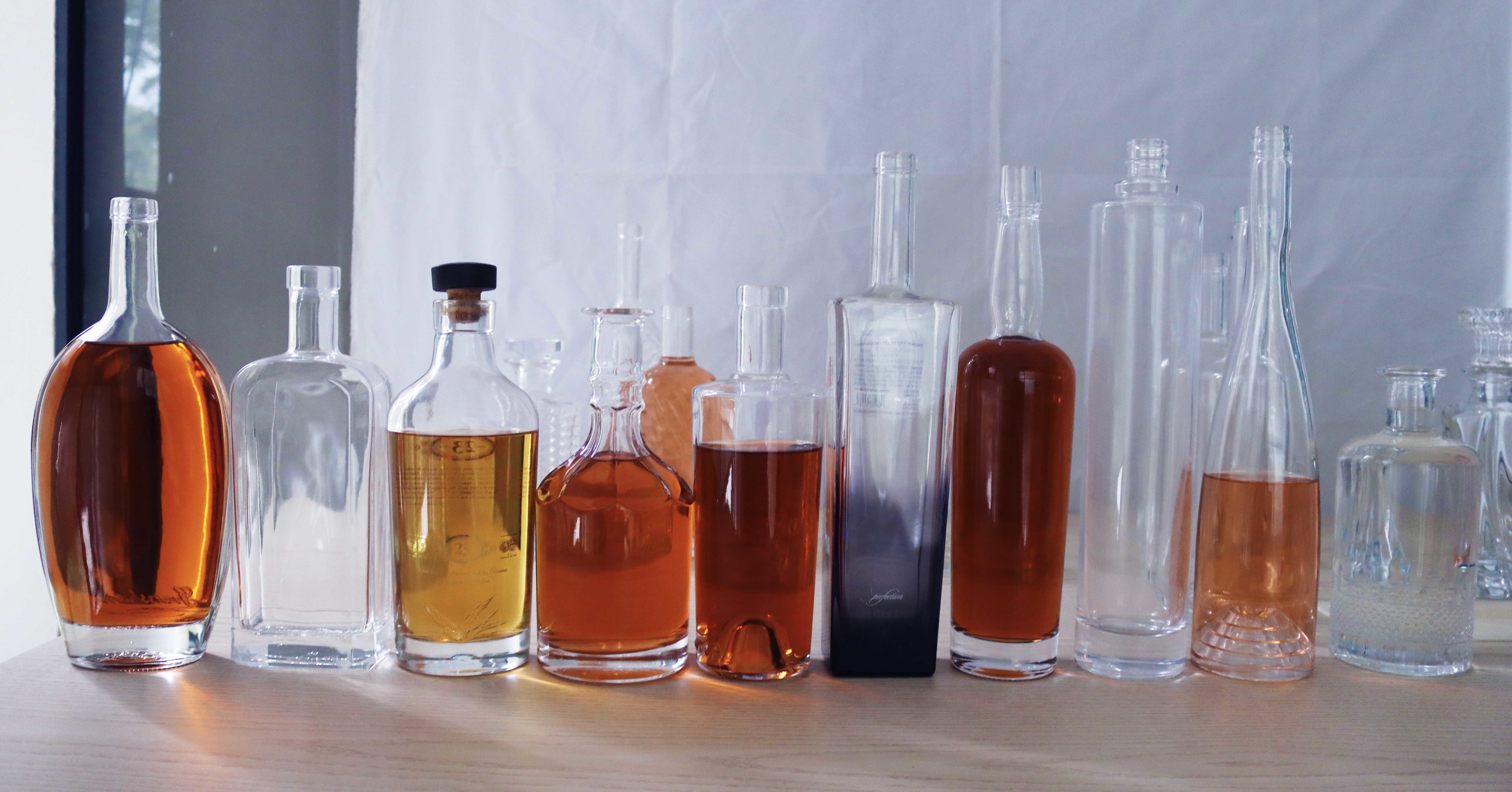 Derniers cas d'entreprise concernant Comment trouver la bouteille de verre parfaite et les fermetures et apporter votre esprit unique sur le marché?