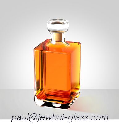 Qualité  750ml Whiskey Bottle/Golden Hot Stamping/Embossed Logo/Wooden Cork usine