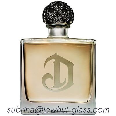 Bon prix Une bouteille en verre en tequila argentée, une bouteille en verre Super Flint avec bouchons de verre. en ligne