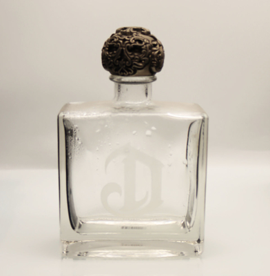 Bon prix La bouteille en verre de tequila de Deleon a gravé la gravure en refief sablant les bouteilles en verre en ligne